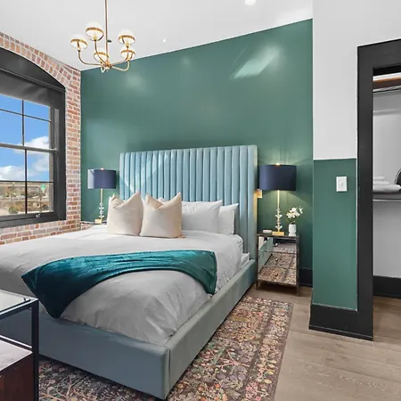Hotel Exposed Bricks Cypress Beams - Luxury Near French Quarter