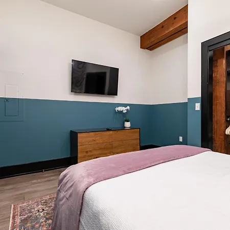 Hotel Downtown 4bd4ba With 2 Queen Sleeper Sofas Connecting Unit Perfect For Groups