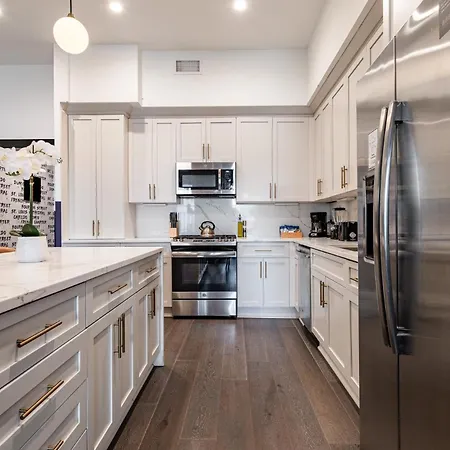 Hotel Downtown 4bd4ba With 2 Queen Sleeper Sofas Connecting Unit Perfect For Groups