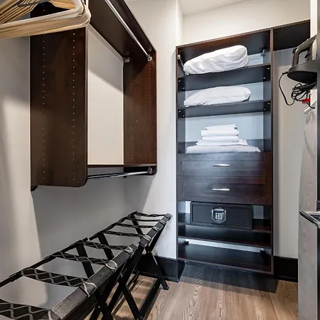 Downtown 4bd4ba With 2 Queen Sleeper Sofas Connecting Unit Perfect For Groups Hotel *