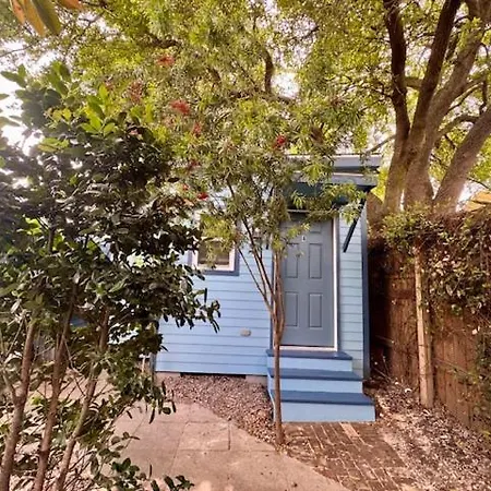 Charming Under Oak Tree 2 Mins Walk To Magazine Quiet Neighborhood
