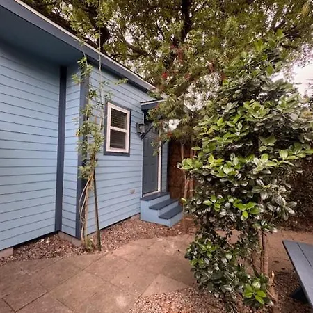 Apartment Charming Under Oak Tree 2 Mins Walk To Magazine Quiet Neighborhood