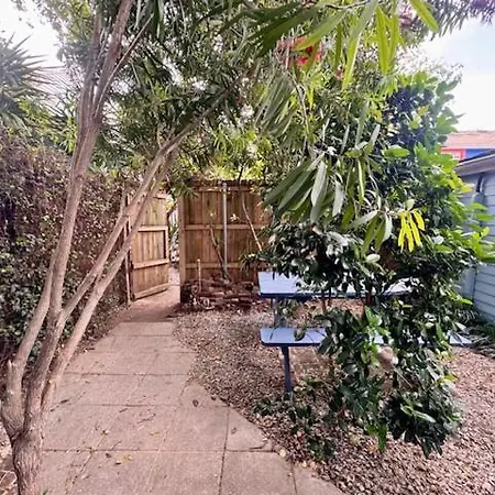 Apartment Charming Under Oak Tree 2 Mins Walk To Magazine Quiet Neighborhood *