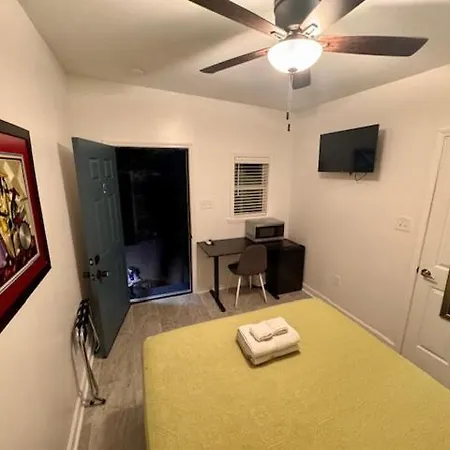 Charming Under Oak Tree 2 Mins Walk To Magazine Quiet Neighborhood *