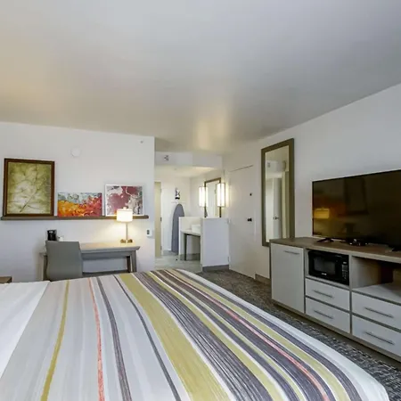 Country & By Radisson, I-10 East, La Hotel New Orleans