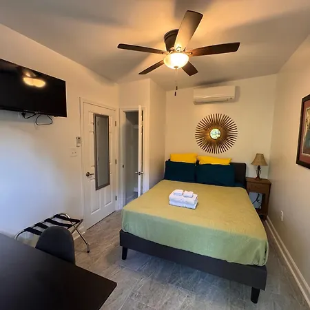 Charming Under Oak Tree 2 Mins Walk To Magazine Quiet Neighborhood