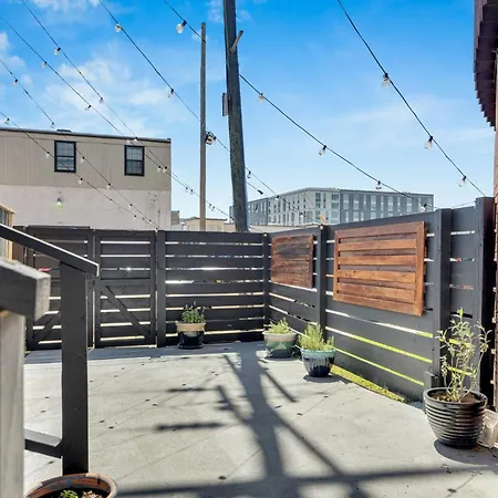 Bright W Deck Near Park *