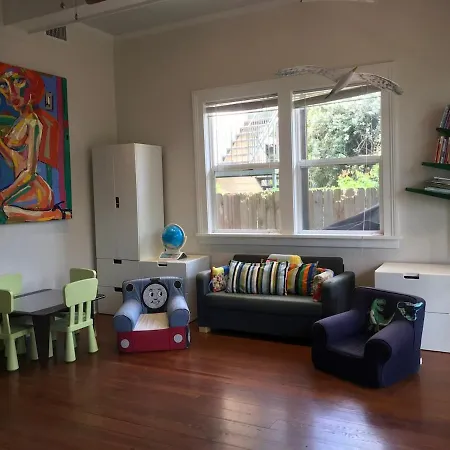 Eclectically Furnished In The Heart Of Nola *