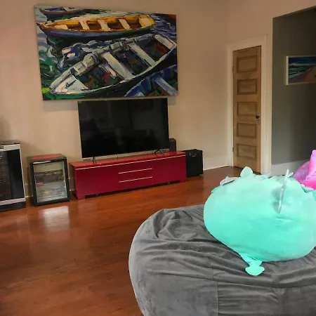 Eclectically Furnished In The Heart Of Nola