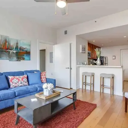 Apartment Beautiful Walk To French Quarter, Pool, Gym, View *