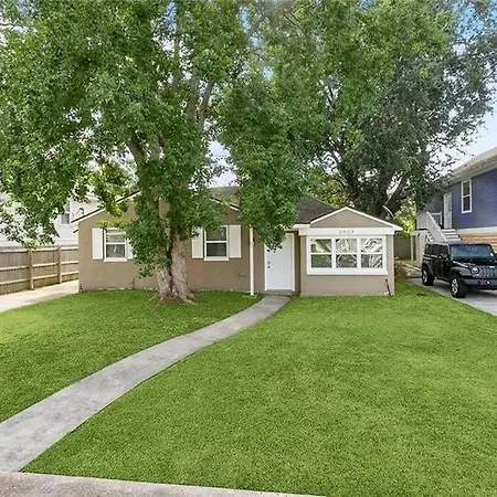 Holiday home 2bd-2ba Adorable W Yard In Gentilly *
