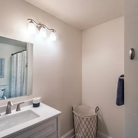Holiday home 2bd-2ba Adorable W Yard In Gentilly