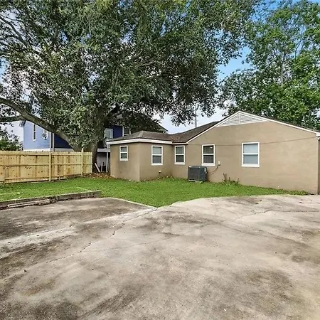 2bd-2ba Adorable W Yard In Gentilly Holiday home