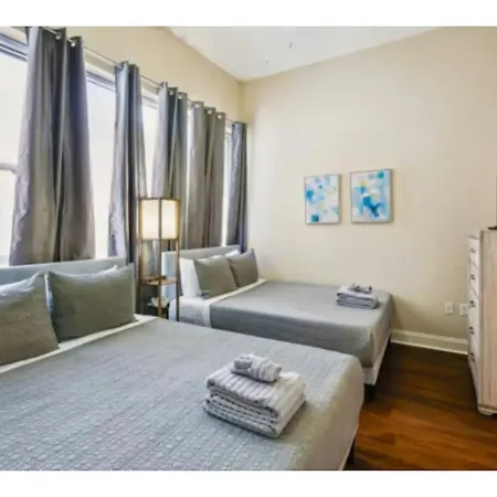 Apartment Beautiful Walk To French Quarter, Pool, Gym, View *