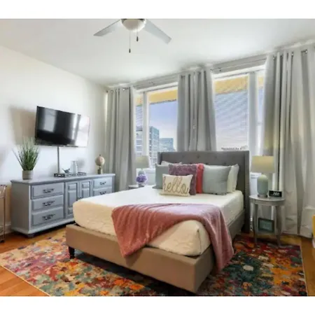Beautiful Walk To French Quarter, Pool, Gym, View Apartment New Orleans