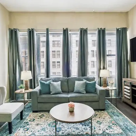 Apartment Beautiful Walk To French Quarter, Pool, Gym, View *