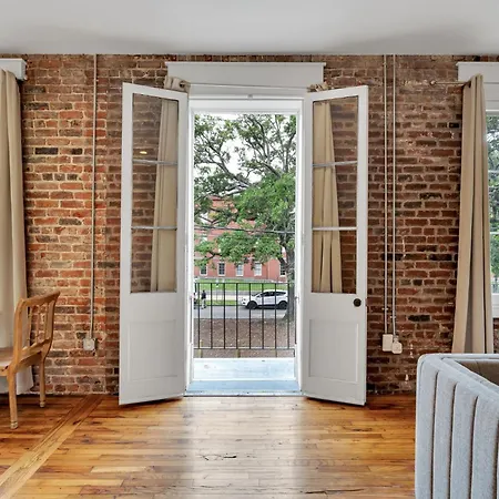 Esplanade Ave Wbalcony Across French Quarter Holiday home *