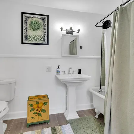 Entire Bywater Great Location Apartment *