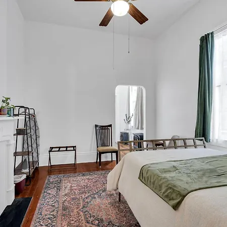 Entire Bywater Great Location Apartment *