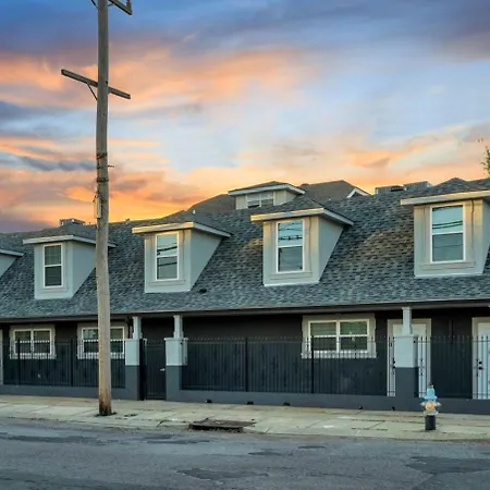 Sleeps 24-spacious Near Fq W Pool *