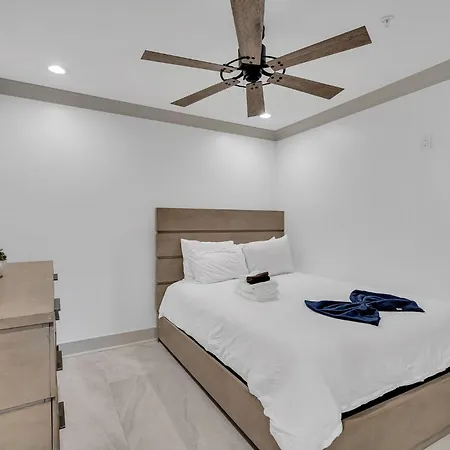 Sleeps 24-spacious Near Fq W Pool Hotel