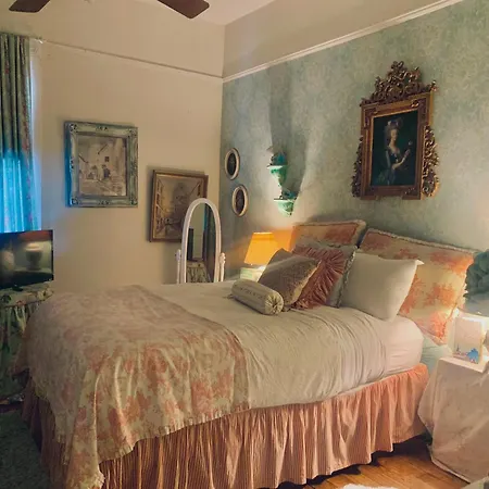Apartment 3br Parisian Penthouse Sleeps 5 W Balcony On Streetcar!!