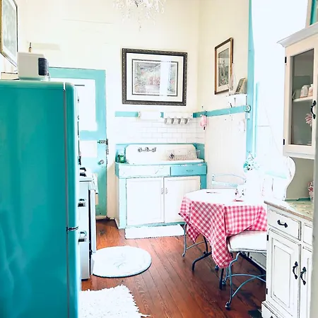 3br Parisian Penthouse Sleeps 5 W Balcony On Streetcar!!