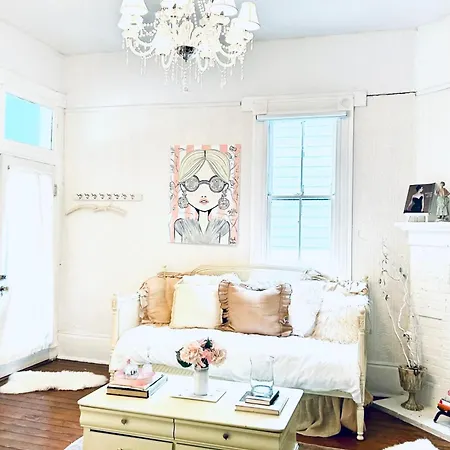 Apartment 3br Parisian Penthouse Sleeps 5 W Balcony On Streetcar!! *