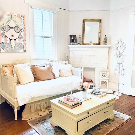 3br Parisian Penthouse Sleeps 5 W Balcony On Streetcar!! Apartment New Orleans