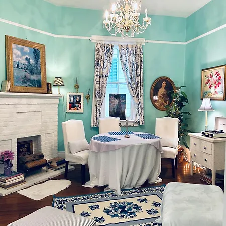 Apartment 3br Parisian Penthouse Sleeps 5 W Balcony On Streetcar!!