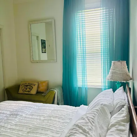 Charming Creole Near French Quarter Apartment