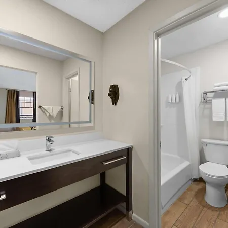Super 8 By Wyndham New Orleans