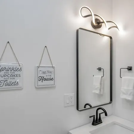 Hotel Sleeps 24-spacious Near Fq W Pool