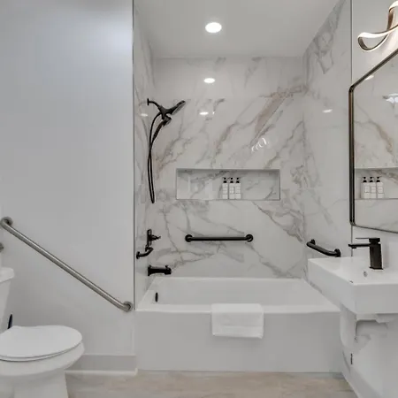 Hotel Sleeps 24-spacious Near Fq W Pool