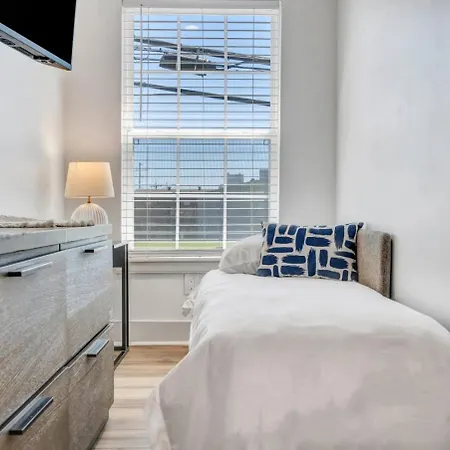 Hotel Sleeps 24-spacious Near Fq W Pool