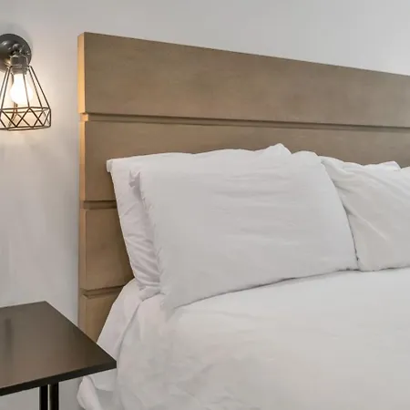 Sleeps 24-spacious Near Fq W Pool