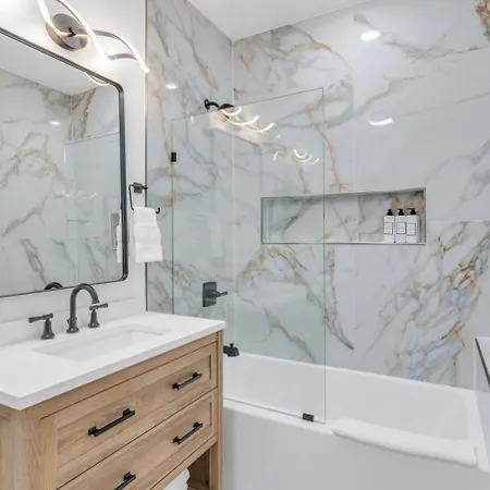 Sleeps 24-spacious Near Fq W Pool