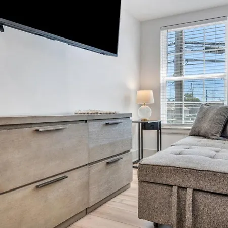 Sleeps 24-spacious Near Fq W Pool Hotel *