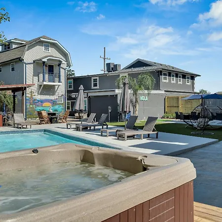 Sleeps 24-spacious Near Fq W Pool *