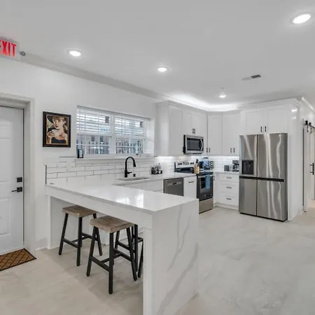Hotel Sleeps 24-spacious Near Fq W Pool *