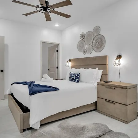 Sleeps 24-spacious Near Fq W Pool *