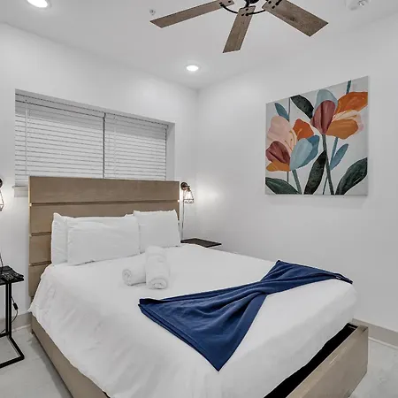 Hotel Sleeps 24-spacious Near Fq W Pool