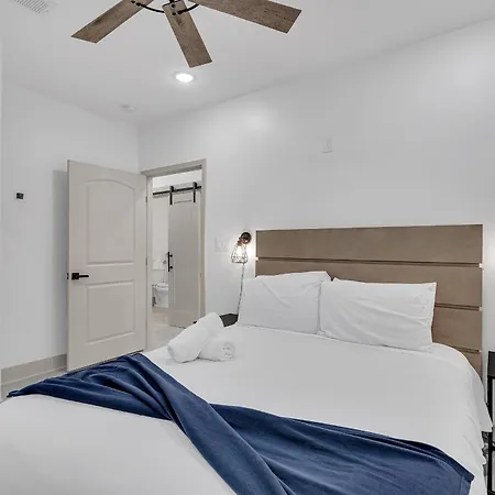 Sleeps 24-spacious Near Fq W Pool New Orleans