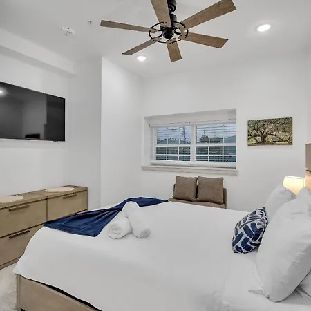 Sleeps 24-spacious Near Fq W Pool Hotel *