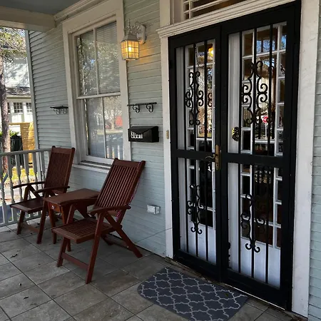 Spacious Napoleon Ave Mardi Gras Apartment *
