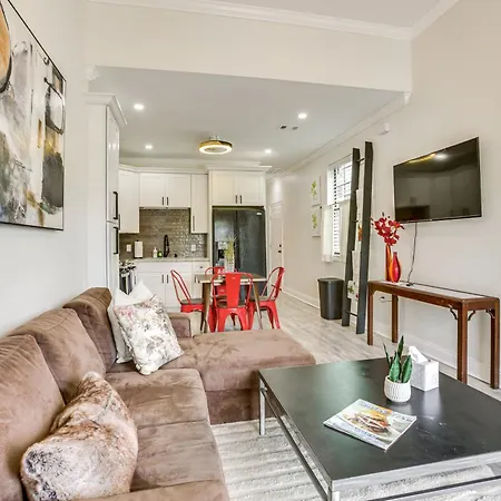 Walk To Streetcar And Dining Modern Nola Base! Holiday home New Orleans