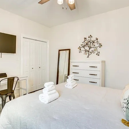 Holiday home Walk To Streetcar And Dining Modern Nola Base!