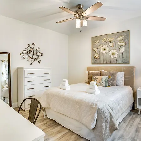 Walk To Streetcar And Dining Modern Nola Base! Holiday home *