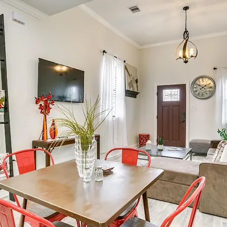 Walk To Streetcar And Dining Modern Nola Base! Holiday home