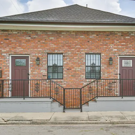 Walk To Streetcar And Dining Modern Nola Base!